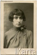 Lata 20., Gostynin, Polska.
Portret kobiety.
Fot. Juliusz Domb, zbiory Reginy Gaski, reprodukcje cyfrowe w Bibliotece Polskiej im. Ignacego Domeyki w Buenos Aires (Biblioteca Polaca Ignacio Domeyko) i w Ośrodku KARTA w Warszawie.
