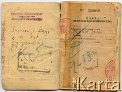 6.05.1935, Buczacz, Polska.
Paszport małżeństwa Józefa i Anastazji Herbutów oraz ich dzieci Katarzyny, Anieli i Władysława. Rodzina do 1935 r. mieszkała w Baryszu. Dokument został wystawiony przed ich wyjazdem do prowincji Chaco w Argentynie.
Fot. NN, zbiory Władysława Herbuta, reprodukcje cyfrowe w Bibliotece Polskiej im. Ignacego Domeyki w Buenos Aires (Biblioteca Polaca Ignacio Domeyko) i w Ośrodku KARTA w Warszawie.