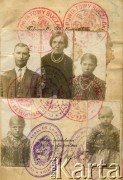 6.05.1935, Buczacz, Polska.
Paszport małżeństwa Józefa i Anastazji Herbutów oraz ich dzieci Katarzyny, Anieli i Władysława. Rodzina do 1935 r. mieszkała w Baryszu. Dokument został wystawiony przed ich wyjazdem do prowincji Chaco w Argentynie.
Fot. NN, zbiory Władysława Herbuta, reprodukcje cyfrowe w Bibliotece Polskiej im. Ignacego Domeyki w Buenos Aires (Biblioteca Polaca Ignacio Domeyko) i w Ośrodku KARTA w Warszawie.