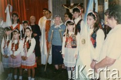 Lata 90., Coronel du Graty, prowincja Chaco, Argentyna.
Uroczystość w kościele katolickim z okazji jednego z polskich świąt narodowych. Na zdjęciu m.in. Marcela Wojtuń (oparta o kule).
Fot. NN, zbiory Władysława Herbuta, reprodukcje cyfrowe w Bibliotece Polskiej im. Ignacego Domeyki w Buenos Aires (Biblioteca Polaca Ignacio Domeyko) i w Ośrodku KARTA w Warszawie.