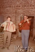 Październik 1977, Coronel du Graty, prowincja Chaco, Argentyna.
Muzykowanie przed kościołem - Władysław Herbut gra na akordeonie, przy nim kolega Ukrainiec gra na gitarze.
Fot. NN, zbiory Władysława Herbuta, reprodukcje cyfrowe w Bibliotece Polskiej im. Ignacego Domeyki w Buenos Aires (Biblioteca Polaca Ignacio Domeyko) i w Ośrodku KARTA w Warszawie.