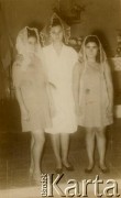 Lata 70. (?),Coronel du Graty, prowincja Chaco, Argentyna.
Helena Herbut z domu Wojtuń (w środku) w towarzystwie znajomych w kościele.
Fot. NN, zbiory Władysława Herbuta, reprodukcje cyfrowe w Bibliotece Polskiej im. Ignacego Domeyki w Buenos Aires (Biblioteca Polaca Ignacio Domeyko) i w Ośrodku KARTA w Warszawie.
