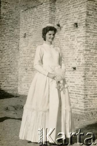25.08.1962, Coronel du Graty, prowincja Chaco, Argentyna.
Helena (Elena) Herbut z domu Wojtuń w dniu swojego ślubu. 
Fot. NN, zbiory Władysława Herbuta, reprodukcje cyfrowe w Bibliotece Polskiej im. Ignacego Domeyki w Buenos Aires (Biblioteca Polaca Ignacio Domeyko) i w Ośrodku KARTA w Warszawie.