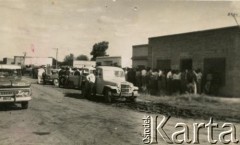 Lata 70. (?),Coronel du Graty, prowincja Chaco, Argentyna.
Scena uliczna.
Fot. NN, zbiory Władysława Herbuta, reprodukcje cyfrowe w Bibliotece Polskiej im. Ignacego Domeyki w Buenos Aires (Biblioteca Polaca Ignacio Domeyko) i w Ośrodku KARTA w Warszawie.