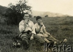 Lata 70., okolice Coronel du Graty, prowincja Chaco, Argentyna. 
Władysław Herbut z chłopcem.
Fot. NN, zbiory Władysława Herbuta, reprodukcje cyfrowe w Bibliotece Polskiej im. Ignacego Domeyki w Buenos Aires (Biblioteca Polaca Ignacio Domeyko) i w Ośrodku KARTA w Warszawie.