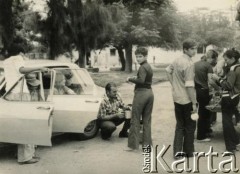 Lata 70., okolice Coronel du Graty, prowincja Chaco, Argentyna. 
Władysław Herbut (kuca) z nieznanymi osobami. 
Fot. NN, zbiory Władysława Herbuta, reprodukcje cyfrowe w Bibliotece Polskiej im. Ignacego Domeyki w Buenos Aires (Biblioteca Polaca Ignacio Domeyko) i w Ośrodku KARTA w Warszawie.