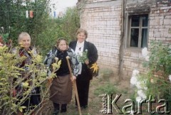 14.06.1998, Pampa Bolsa, okolice Pampa del Infierno, prowincja Chaco, Argentyna.
Aniela Wojtuń (1. z prawej), Marcela Wojtuń (w środku), Władysława Kramarz przy domu rodzinnym, zbudowanym w pierwszych latach życia na emigracji (1938).
Fot. NN, zbiory Leokadii Kuryłowicz, reprodukcje cyfrowe w Bibliotece Polskiej im. Ignacego Domeyki w Buenos Aires (Biblioteca Polaca Ignacio Domeyko) i w Ośrodku KARTA w Warszawie.