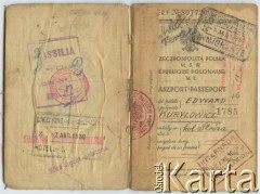 Paszport Edwarda Kuryłowicza (ur. 1921 r., w 1938 r. wyemigrował z rodziną do Argentyny). 
Fot. NN, zbiory Leokadii Kuryłowicz, reprodukcje cyfrowe w Bibliotece Polskiej im. Ignacego Domeyki w Buenos Aires (Biblioteca Polaca Ignacio Domeyko) i w Ośrodku KARTA w Warszawie.