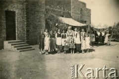 Brak daty, prowincja Chaco, Argentyna.
Grupa Polaków. 
Fot. NN, zbiory Leokadii Kuryłowicz, reprodukcje cyfrowe w Bibliotece Polskiej im. Ignacego Domeyki w Buenos Aires (Biblioteca Polaca Ignacio Domeyko) i w Ośrodku KARTA w Warszawie.