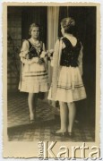 Lata 60 (?), Saenz Pena, prowincja Chaco, Argentyna.
Leokadia Kuryłowicz w polskim stroju ludowym.
Fot. NN, zbiory Leokadii Kuryłowicz, reprodukcje cyfrowe w Bibliotece Polskiej im. Ignacego Domeyki w Buenos Aires (Biblioteca Polaca Ignacio Domeyko) i w Ośrodku KARTA w Warszawie.