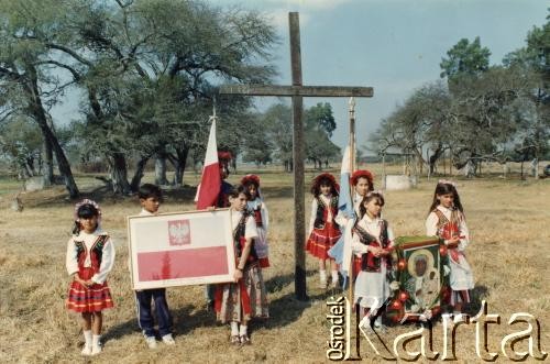 Lata 90., Meson de Fierno, prowincja Chaco, Argentyna.
Dzieci z polskich rodzin z obrazem Matki Boskiej Częstochowskiej pod krzyżem, gdzie miejscowym ukazała się Maryja.
Fot. NN, zbiory Leokadii Kuryłowicz, reprodukcje cyfrowe w Bibliotece Polskiej im. Ignacego Domeyki w Buenos Aires (Biblioteca Polaca Ignacio Domeyko) i w Ośrodku KARTA w Warszawie.