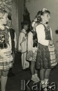 Lata 60., San Justo, prowincja Buenos Aires, Argentyna.
Jadwiga (po lewej) i Maria Micewicz (z przodu) w czasie akademii w Domu Polskim.
Fot. NN, zbiory Marii Kramarz, reprodukcje cyfrowe w Bibliotece Polskiej im. Ignacego Domeyki w Buenos Aires (Biblioteca Polaca Ignacio Domeyko) i w Ośrodku KARTA w Warszawie.