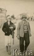 Lata 40.-50., Saenz Pena, prowincja Chaco, Argentyna.
Ignacy i Michalina Kramarz, Polacy mieszkający w okolicach Pampa del Infierno. Do miasta przyjechali na wizytę u dentysty. 
Fot. NN, zbiory Marii Kramarz, reprodukcje cyfrowe w Bibliotece Polskiej im. Ignacego Domeyki w Buenos Aires (Biblioteca Polaca Ignacio Domeyko) i w Ośrodku KARTA w Warszawie.
