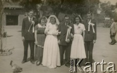 1954, prowincja Chaco, Argentyna. 
Ślub Marii Kramarz i Wacława Bazyluka. Z parą młodą stoją: Józef Kramarz (1. z lewej), Stanisława Wojtuń (2. od lewej), Tadeusz Kramarz (1. z prawej), Elena Gurniak (2. z prawej).
Fot. NN, zbiory Marii Kramarz, reprodukcje cyfrowe w Bibliotece Polskiej im. Ignacego Domeyki w Buenos Aires (Biblioteca Polaca Ignacio Domeyko) i w Ośrodku KARTA w Warszawie.