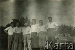 Lata 60., Coronel du Graty, prowincja Chaco, Argentyna.
Mąż Marii Kramarz Wacław Bazyluk (2. z prawej), Stanisław Boczar (3. z prawej) w towarzystwie nieznanych mężczyzn.
Fot. NN, zbiory Marii Kramarz, reprodukcje cyfrowe w Bibliotece Polskiej im. Ignacego Domeyki w Buenos Aires (Biblioteca Polaca Ignacio Domeyko) i w Ośrodku KARTA w Warszawie.