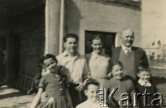 Brak daty, Buenos Aires, Argentyna.
Ojciec Marii Kramarz Ignacy Kramarz (1. prawej), Zofia Kramarz (w środku) i nieznane osoby.
szwagier Marii Kramarz Piotr Mikielica (1. od lewej).
Fot. NN, zbiory Marii Kramarz, reprodukcje cyfrowe w Bibliotece Polskiej im. Ignacego Domeyki w Buenos Aires (Biblioteca Polaca Ignacio Domeyko) i w Ośrodku KARTA w Warszawie.
