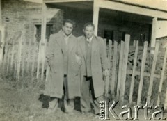 Brak daty, Buenos Aires, Argentyna.
Bracia Wacław (po prawej) i Piotr Bazyluk (później zamieszkali w prowincji Chaco).
Fot. NN, zbiory Marii Kramarz, reprodukcje cyfrowe w Bibliotece Polskiej im. Ignacego Domeyki w Buenos Aires (Biblioteca Polaca Ignacio Domeyko) i w Ośrodku KARTA w Warszawie.