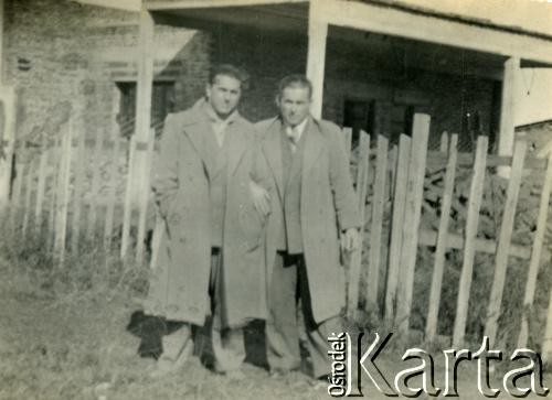 Brak daty, Buenos Aires, Argentyna.
Bracia Wacław (po prawej) i Piotr Bazyluk (później zamieszkali w prowincji Chaco).
Fot. NN, zbiory Marii Kramarz, reprodukcje cyfrowe w Bibliotece Polskiej im. Ignacego Domeyki w Buenos Aires (Biblioteca Polaca Ignacio Domeyko) i w Ośrodku KARTA w Warszawie.