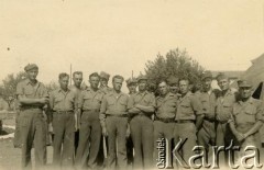 1940-1945, brak daty.
Koledzy z jednostki Wacława Bazyluka - żołnierza Polskich Sił Zbrojnych na Zachodzie, który po wojnie wyemigrował do Argentyny, gdzie zamieszkał w prowincji Chaco.
Fot. NN, zbiory Marii Kramarz, reprodukcje cyfrowe w Bibliotece Polskiej im. Ignacego Domeyki w Buenos Aires (Biblioteca Polaca Ignacio Domeyko) i w Ośrodku KARTA w Warszawie.