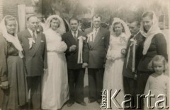 1954, prowincja Chaco, Argentyna. 
Ślub Marii Kramarz i Wacława Bazyluka oraz jej siostry Władysławy Kramarz. 
Fot. NN, zbiory Marii Kramarz, reprodukcje cyfrowe w Bibliotece Polskiej im. Ignacego Domeyki w Buenos Aires (Biblioteca Polaca Ignacio Domeyko) i w Ośrodku KARTA w Warszawie.