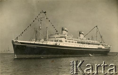 1935-1939, brak miejsca.
M/s Piłsudski – polski statek pasażerski, transatlantyk. Zatonął w listopadzie 1939 roku.
Fot. NN, zbiory Marii Kramarz, reprodukcje cyfrowe w Bibliotece Polskiej im. Ignacego Domeyki w Buenos Aires (Biblioteca Polaca Ignacio Domeyko) i w Ośrodku KARTA w Warszawie.