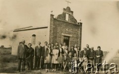 Brak daty, Pampa Bolsa, prowincja Chaco, Argentyna.
Rodziny polskie, m.in. Kramarzów, Raczakowskich przy wybudowanym przez siebie kościele pw. św. Antoniego.
Fot. NN, zbiory Marii Kramarz, reprodukcje cyfrowe w Bibliotece Polskiej im. Ignacego Domeyki w Buenos Aires (Biblioteca Polaca Ignacio Domeyko) i w Ośrodku KARTA w Warszawie.