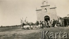 Brak daty, Pampa Juanita, prowincja Chaco, Argentyna.
Procesja przy zbudowanym przez Polaków kościele pw Matki Boskiej Częstochowskiej.
Fot. NN, zbiory Marii Kramarz, reprodukcje cyfrowe w Bibliotece Polskiej im. Ignacego Domeyki w Buenos Aires (Biblioteca Polaca Ignacio Domeyko) i w Ośrodku KARTA w Warszawie.