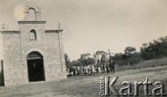 Brak daty, Pampa Juanita, prowincja Chaco, Argentyna.
Procesja przy zbudowanym przez Polaków kościele pw Matki Boskiej Częstochowskiej.
Fot. NN, zbiory Marii Kramarz, reprodukcje cyfrowe w Bibliotece Polskiej im. Ignacego Domeyki w Buenos Aires (Biblioteca Polaca Ignacio Domeyko) i w Ośrodku KARTA w Warszawie.