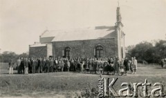 Brak daty, Pampa Juanita, prowincja Chaco, Argentyna.
Polskie rodziny przy wybudowanym przez siebie kościele pw. Matki Boskiej Częstochowskiej.
Fot. NN, zbiory Marii Kramarz, reprodukcje cyfrowe w Bibliotece Polskiej im. Ignacego Domeyki w Buenos Aires (Biblioteca Polaca Ignacio Domeyko) i w Ośrodku KARTA w Warszawie.