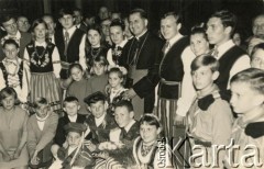 29.09.1968, Buenos Aires, Argentyna.
Delegat prymasa Polski Stefana Wyszyńskiego do opieki nad emigracją i uchodźstwem polskim biskup Władysław Rubin z Polakami w strojach ludowych.
Fot. NN, zbiory Marii Kramarz, reprodukcje cyfrowe w Bibliotece Polskiej im. Ignacego Domeyki w Buenos Aires (Biblioteca Polaca Ignacio Domeyko) i w Ośrodku KARTA w Warszawie.