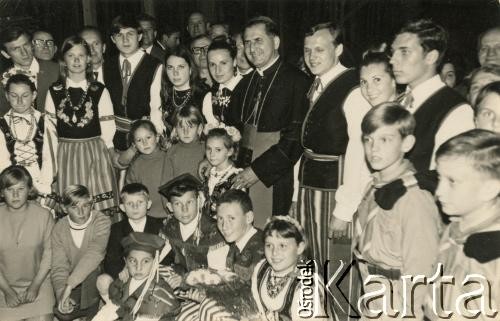 29.09.1968, Buenos Aires, Argentyna.
Delegat prymasa Polski Stefana Wyszyńskiego do opieki nad emigracją i uchodźstwem polskim biskup Władysław Rubin z Polakami w strojach ludowych.
Fot. NN, zbiory Marii Kramarz, reprodukcje cyfrowe w Bibliotece Polskiej im. Ignacego Domeyki w Buenos Aires (Biblioteca Polaca Ignacio Domeyko) i w Ośrodku KARTA w Warszawie.