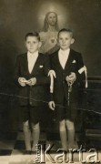 Lata 60., Coronel du Graty, prowincja Chaco, Argentyna.
Bracia Stanisław (z prawej) i Władysław Wojtuń. Fotografia pamiątkowa z Pierwszej Komunii Świętej.
Fot. NN, zbiory Stanisława Wojtuń, reprodukcje cyfrowe w Bibliotece Polskiej im. Ignacego Domeyki w Buenos Aires (Biblioteca Polaca Ignacio Domeyko) i w Ośrodku KARTA w Warszawie.