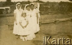 Lata 1958, Coronel du Graty, prowincja Chaco, Argentyna.
Elena Gurniak (1. z prawej), Stanisława Wojtuń (w środku), Janina Wojtuń (1. z lewej) i Leokadia Kuryłowicz (dziewczynka). 
Fot. NN, zbiory Stanisława Wojtuń, reprodukcje cyfrowe w Bibliotece Polskiej im. Ignacego Domeyki w Buenos Aires (Biblioteca Polaca Ignacio Domeyko) i w Ośrodku KARTA w Warszawie.