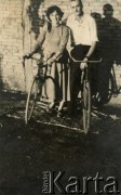 Lata 60., Coronel du Graty, prowincja Chaco, Argentyna.
Narzeczeni - Anna Wojtuń i Stanisław Ryczakowski.
Fot. NN, zbiory Stanisława Wojtuń, reprodukcje cyfrowe w Bibliotece Polskiej im. Ignacego Domeyki w Buenos Aires (Biblioteca Polaca Ignacio Domeyko) i w Ośrodku KARTA w Warszawie.