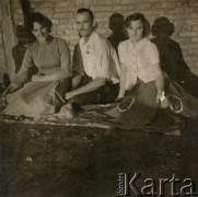 Lata 60., Coronel du Graty, prowincja Chaco, Argentyna.
Narzeczeni - Anna Wojtuń (1. z lewej) i Stanisław Ryczakowski oraz Józefa Wojtuń. 
Fot. NN, zbiory Stanisława Wojtuń, reprodukcje cyfrowe w Bibliotece Polskiej im. Ignacego Domeyki w Buenos Aires (Biblioteca Polaca Ignacio Domeyko) i w Ośrodku KARTA w Warszawie.