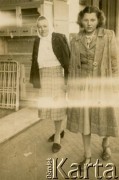 Brak daty, Santa Fe, Argentyna.
Janina i Katarzyna - przyjaciółki Marceli Wojtuń z Polski.
Fot. NN, zbiory Stanisława Wojtuń, reprodukcje cyfrowe w Bibliotece Polskiej im. Ignacego Domeyki w Buenos Aires (Biblioteca Polaca Ignacio Domeyko) i w Ośrodku KARTA w Warszawie.