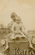 Lata 70., okolice Coronel du Graty, prowincja Chaco. Argentyna.
Ramon i Roberto - synowie Stanisławy Wojtuń.
Fot. NN, zbiory Stanisława Wojtuń, reprodukcje cyfrowe w Bibliotece Polskiej im. Ignacego Domeyki w Buenos Aires (Biblioteca Polaca Ignacio Domeyko) i w Ośrodku KARTA w Warszawie.