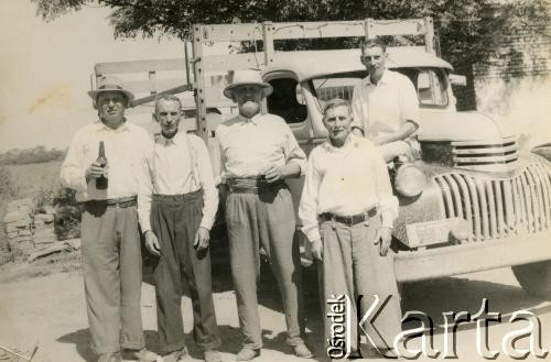 Brak daty, Coronel du Graty, Pampa del Infierno, prowincja Chaco, Argentyna.
Kolęda. Bruno, Ignacy Górniak, Jan Kramarz, Jan Boczar.
Fot. NN, zbiory Stanisława Wojtuń, reprodukcje cyfrowe w Bibliotece Polskiej im. Ignacego Domeyki w Buenos Aires (Biblioteca Polaca Ignacio Domeyko) i w Ośrodku KARTA w Warszawie.