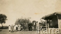 Brak daty, Pampa del Infierno, prowincja Chaco, Argentyna.
Polska rodzina.
Fot. NN, zbiory Stanisława Wojtuń, reprodukcje cyfrowe w Bibliotece Polskiej im. Ignacego Domeyki w Buenos Aires (Biblioteca Polaca Ignacio Domeyko) i w Ośrodku KARTA w Warszawie.