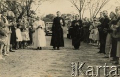 Brak daty, Coronel du Graty, prowincja Chaco. Argentyna.
Uroczystość kościelna.
Fot. NN, zbiory Stanisława Wojtuń, reprodukcje cyfrowe w Bibliotece Polskiej im. Ignacego Domeyki w Buenos Aires (Biblioteca Polaca Ignacio Domeyko) i w Ośrodku KARTA w Warszawie.