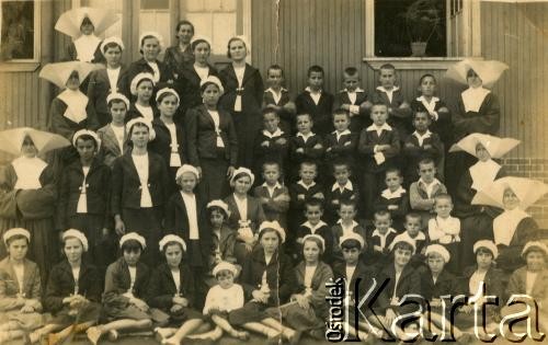 Lata 40. (?), Floresta, Brazylia. 
Szkoła Augusta Błaszczak.
Fot. NN, zbiory Wiktorii Błaszczak, reprodukcje cyfrowe w Bibliotece Polskiej im. Ignacego Domeyki w Buenos Aires (Biblioteca Polaca Ignacio Domeyko) i w Ośrodku KARTA w Warszawie.
