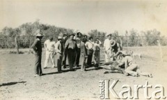 Lata 60., Coronel du Graty, prowincja Chaco, Argentyna.
Znaczenie konia.
Fot. NN, zbiory Wiktorii Błaszczak, reprodukcje cyfrowe w Bibliotece Polskiej im. Ignacego Domeyki w Buenos Aires (Biblioteca Polaca Ignacio Domeyko) i w Ośrodku KARTA w Warszawie.
