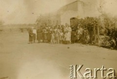 Lata 40., San Bernardo, prowincja Chaco, Argentyna.
Sąsiedzi Wiktorii Błaszczak.
Fot. NN, zbiory Wiktorii Błaszczak, reprodukcje cyfrowe w Bibliotece Polskiej im. Ignacego Domeyki w Buenos Aires (Biblioteca Polaca Ignacio Domeyko) i w Ośrodku KARTA w Warszawie.