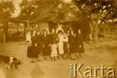 Lata 40., San Bernardo, prowincja Chaco, Argentyna.
Sąsiadki Wiktorii Błaszczak.
Fot. NN, zbiory Wiktorii Błaszczak, reprodukcje cyfrowe w Bibliotece Polskiej im. Ignacego Domeyki w Buenos Aires (Biblioteca Polaca Ignacio Domeyko) i w Ośrodku KARTA w Warszawie.