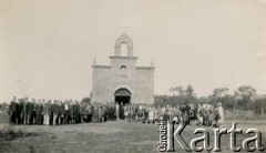 Brak daty, Pampa Bolsa, okolice Pamba del Infierno, prowincja Chaco, Argentyna.
Rodziny polskie przy wybudowanym przez siebie kościele pw. św. Antoniego.
Fot. NN, zbiory Jose Kramarza, reprodukcje cyfrowe w Bibliotece Polskiej im. Ignacego Domeyki w Buenos Aires (Biblioteca Polaca Ignacio Domeyko) i w Ośrodku KARTA w Warszawie.