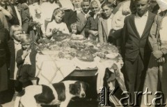 Lata 50.-60, Nandubay, okolice Coronel du Graty, prowincja Chaco, Argentyna. 
Poświęcenie pokarmu w czasie świąt wielkanocnych. 
Fot. NN, zbiory Jose Kramarz, reprodukcje cyfrowe w Bibliotece Polskiej im. Ignacego Domeyki w Buenos Aires (Biblioteca Polaca Ignacio Domeyko) i w Ośrodku KARTA w Warszawie.