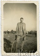 Lata 50.-60, okolice Coronel du Graty, prowincja Chaco, Argentyna. 
Sąsiad Jose Kramarza.
Fot. NN, zbiory Jose Kramarza, reprodukcje cyfrowe w Bibliotece Polskiej im. Ignacego Domeyki w Buenos Aires (Biblioteca Polaca Ignacio Domeyko) i w Ośrodku KARTA w Warszawie.
