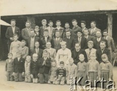 Lata 60., okolice Coronel du Graty, prowincja Chaco, Argentyna.
Wizyta biskupa Marosi, który udzielał bierzmowania polskim dzieciom. Na zdjęciu m.in. Czesława Boczar, p. Kuryłowicz, Stanisław Boczar, p. Herbut, Bronisław Kramarz, Izidoro Wojtuń, Tadeusz Ryczakowski, Józef Wojtuń, Władysław Małecki, Bronisław Kuczala, Stefan Bazyluk, Michał Boczar, Józef Kramarz, Marek Małecki, Piotr Ryczakowski, Czesława Boczar, Wacław Boczar, Robert Zawiślak, Jorge Petrysiak, Józef Kuryłowicz.
Fot. NN, zbiory Marii Oszust i Wieńczysława Boczarów, reprodukcje cyfrowe w Bibliotece Polskiej im. Ignacego Domeyki w Buenos Aires (Biblioteca Polaca Ignacio Domeyko) i w Ośrodku KARTA w Warszawie.