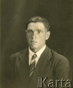 Brak daty, brak miejsca.
Antoni Galik, Polak mieszkający w Pampa del Infierno.
Fot. NN, zbiory Marii Oszust i Wieńczysława Boczarów, reprodukcje cyfrowe w Bibliotece Polskiej im. Ignacego Domeyki w Buenos Aires (Biblioteca Polaca Ignacio Domeyko) i w Ośrodku KARTA w Warszawie.