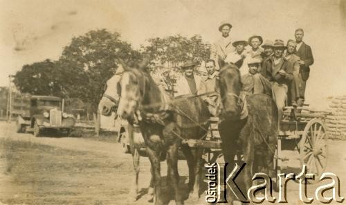 Lata 40.-50., okolice Pampa del Infierno, prowincja Chaco, Argentyna.
Władysław Herbut, Michał Boczar, Józef Herbut, Piotr Ryczkowski i inne nieznane osoby.
Fot. NN, zbiory Marii Oszust i Wieńczysława Boczarów, reprodukcje cyfrowe w Bibliotece Polskiej im. Ignacego Domeyki w Buenos Aires (Biblioteca Polaca Ignacio Domeyko) i w Ośrodku KARTA w Warszawie.